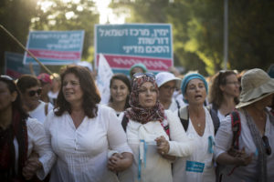 Ribuan wanita berkumpul dalam Women Wage Peace menyuarakan perdamaian Israel dan Palestina. Photo by Hadas Parush/Flash90